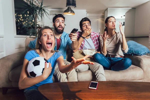 Glückliche Freunde oder Fußballfans, die Fußball im Fernsehen und bei Promis sehen — Stockfoto