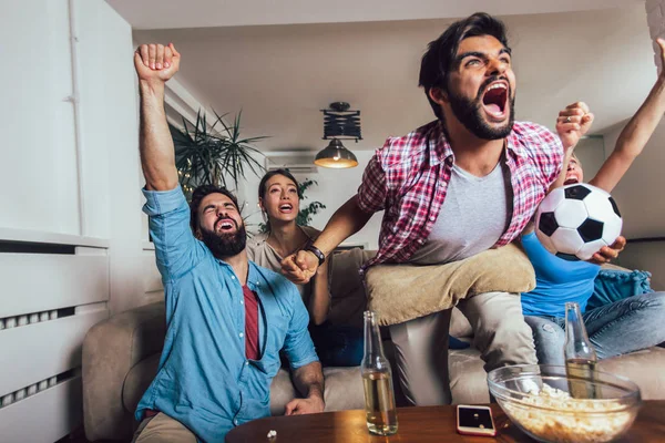 Amigos felices o aficionados al fútbol viendo fútbol en la televisión y celebraciones — Foto de Stock