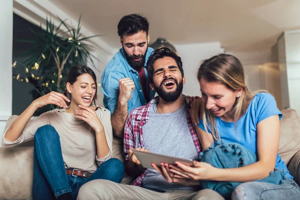 Cuatro amigos felices casuales riendo compras en línea juntos en un — Foto de Stock