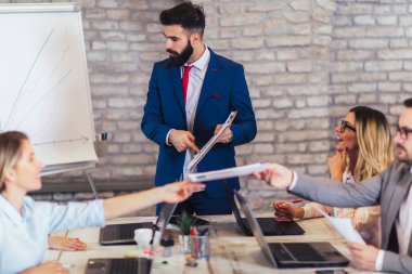 İş takım toplantısı sunu kavramı çalışma 