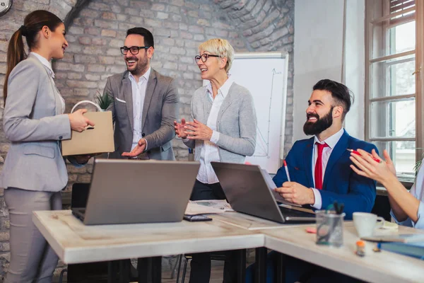 Líder de equipo sonriente ejecutivo presenta nueva mujer recién contratada — Foto de Stock