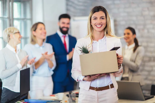 Nouveau membre de l'équipe, nouveau venu, applaudissements aux employées, escroquerie — Photo