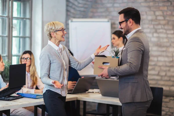 Sonriente jefe de equipo ejecutivo la introducción de nuevo recién contratado em masculino — Foto de Stock