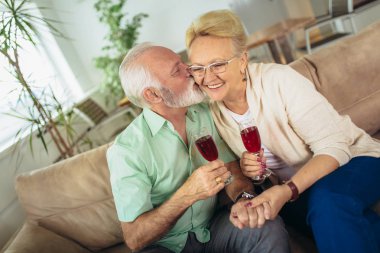 Üst düzey çift içine yeni ev gülümseyen her diğer hareketli