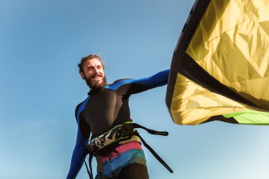 Yakışıklı beyaz adam profesyonel sörfçü sandy üzerinde duran