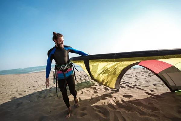 Knappe blanke man professionele surfer staande op de sandy — Stockfoto