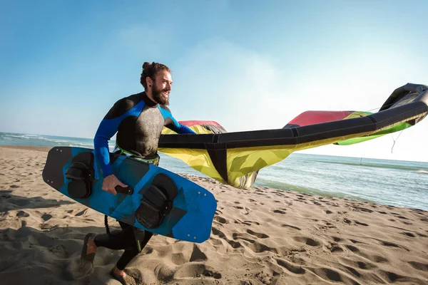 Knappe blanke man professionele surfer permanent op het zand — Stockfoto