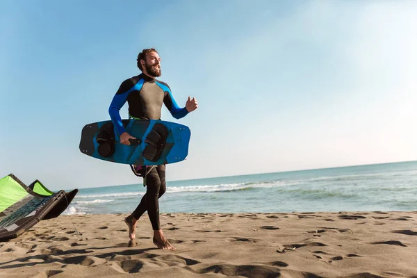 Portret van surfer man met surfplank op het strand. Zomer spor — Stockfoto