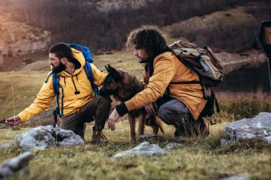 Grup bir mola, rahatlatıcı bir yürüyüş sırasında insan.