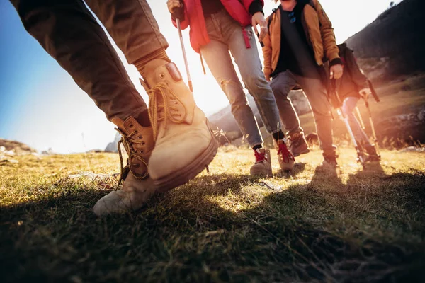 Wandelende man en vrouw met wandelschoenen op pad — Stockfoto