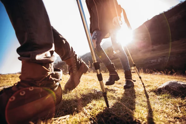 Caminhadas homem e mulher com botas de trekking na trilha — Fotografia de Stock