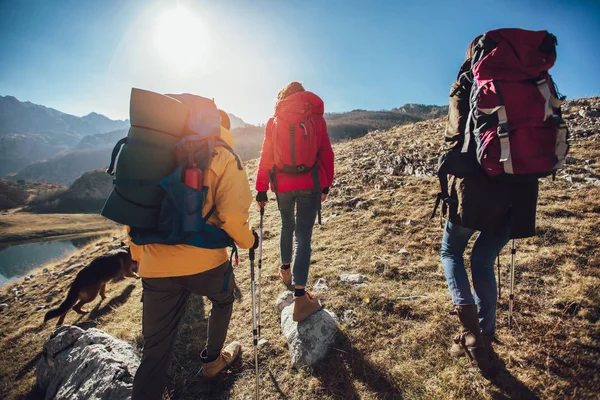 Őszi napon egy hegyi séta túrázók csoportja — Stock Fotó
