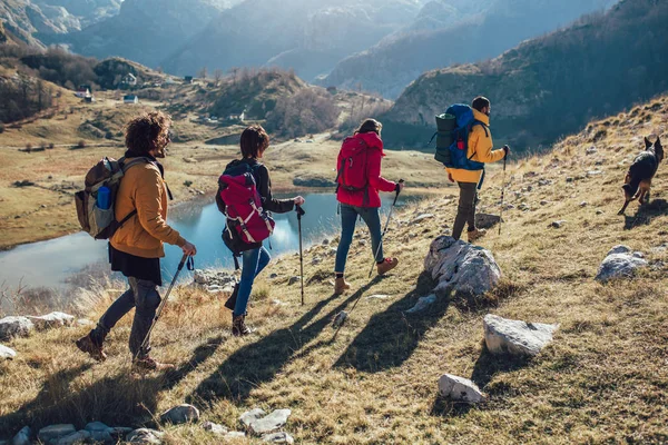 Grupo de excursionistas caminando en una montaña en el día de otoño — Foto de Stock