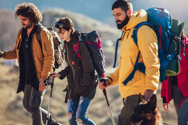 Grupo de excursionistas caminando en una montaña en el día de otoño — Foto de Stock