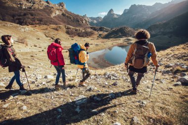 Grup bir dağda sonbahar gününde yürüyüş yürüyüşçü 