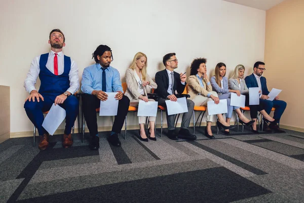 Foto de candidatos à espera de uma entrevista de emprego. Foco seletivo — Fotografia de Stock