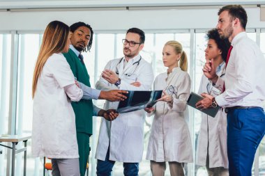 Sağlık görevlilerinin grup tartışmak x-ray tarama