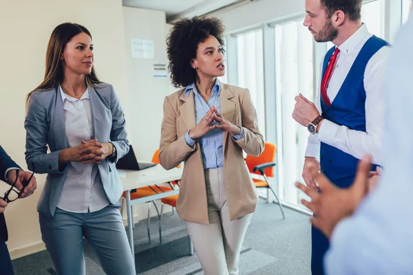 Business team met een permanente vergadering in het kantoor. Selectieve — Stockfoto