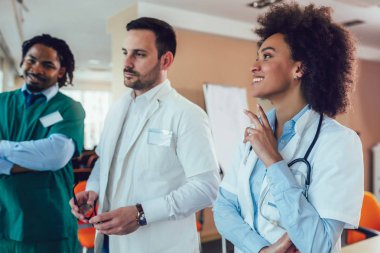 Tıbbi ekip ofiste tartışıyor.