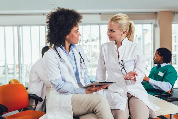 Ärzteteam sitzt am Tisch im Büro und diskutiert. — Stockfoto