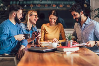 Öğrencilerin çalışma evde grubudur. Öğrenme ve univ için hazırlanıyor