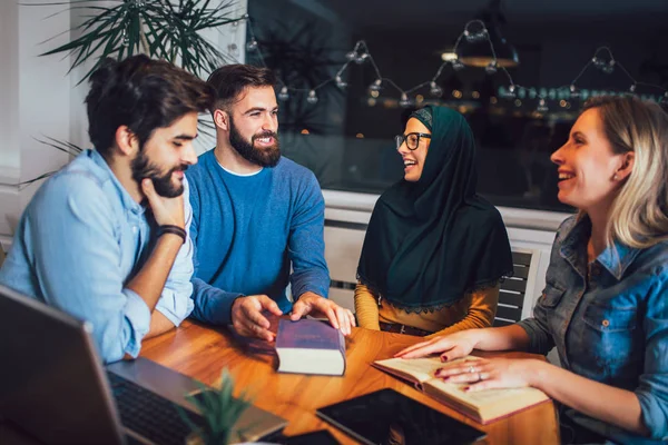 Groep studenten van verschillende etnische thuis leren. Leren een — Stockfoto