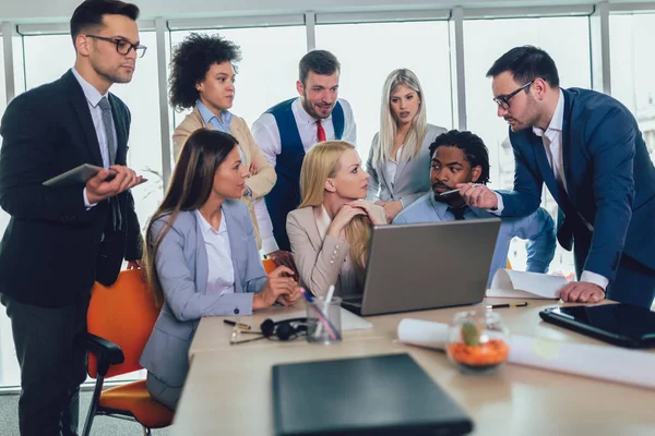 Groupe de jeunes gens d'affaires travaillant ensemble dans la création off — Photo