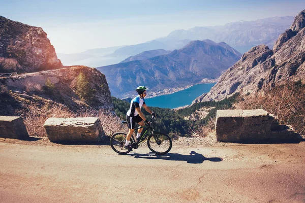 Man ride mountain bike on the road. Sport and active life concep — Stock Photo, Image