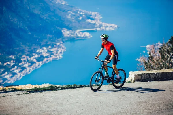 Man ride mountain bike on the road. Sport and active life concep — Stock Photo, Image