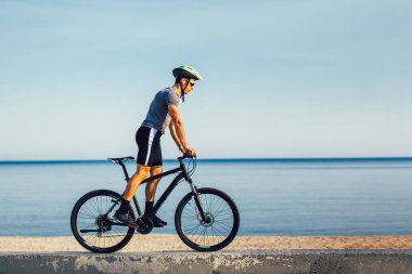 Adam yolda dağ bisikleti sürmek. Spor ve aktif yaşam cONCEP