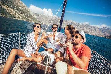 Arkadaş grubu bardak şampanya yatta gülümseyerek. Tatil, tr