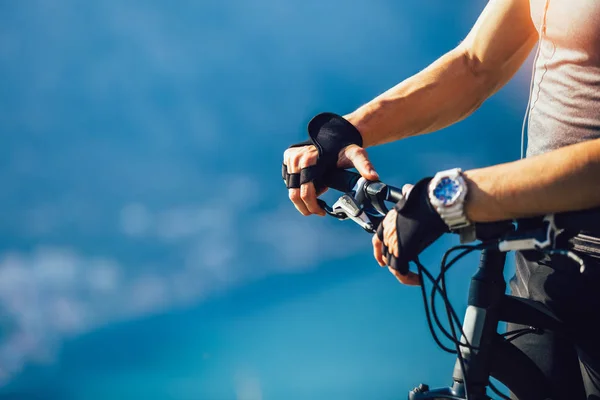 Primo piano della mano di un cavaliere sul manubrio di una mountain bike — Foto Stock