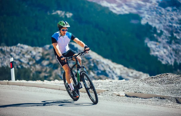 Uomo andare in mountain bike sulla strada. Sport e vita attiva concep — Foto Stock