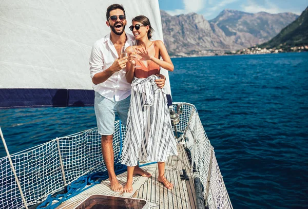 Casal amoroso passar o tempo feliz em um iate no mar. vaca de luxo — Fotografia de Stock