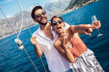 Sevgi dolu çift denizde bir yatta mutlu zaman harcama. Lüks vaca