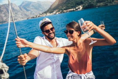 Sevgi dolu çift denizde bir yatta mutlu zaman harcama. Lüks vaca