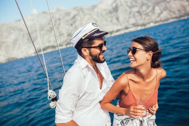 Sevgi dolu çift denizde bir yatta mutlu zaman harcama. Lüks vaca