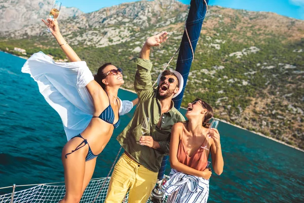 Amigos sonrientes navegando en yate - vacaciones, viajes, mar, amigo —  Fotos de Stock