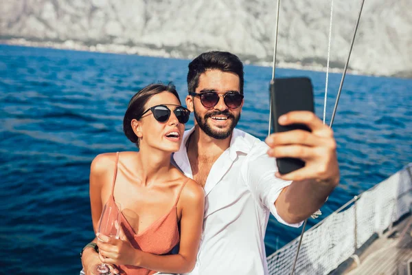 Coppia innamorata su una barca a vela in estate fare selfie . — Foto Stock