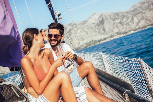 Una pareja amorosa pasando tiempo feliz en un yate en el mar. vaca de lujo —  Fotos de Stock