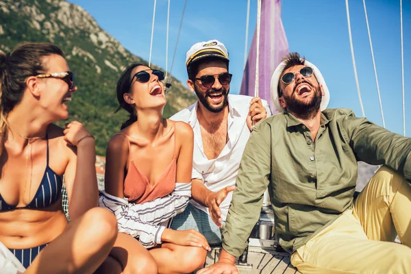 Smiling friends sitting on sailboat deck and having fun.Vacation — Stock Photo, Image