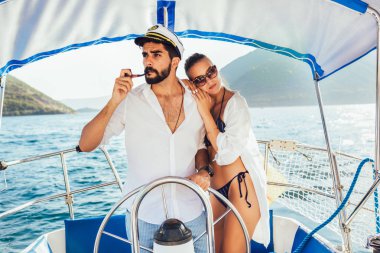 Yaz aylarında bir yelken tekne aşık Çift.