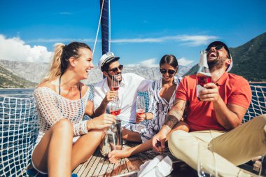 Arkadaş grubu bardak şampanya yatta gülümseyerek. Tatil, tr
