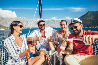 Arkadaş grubu bardak şampanya yatta gülümseyerek. Tatil, tr