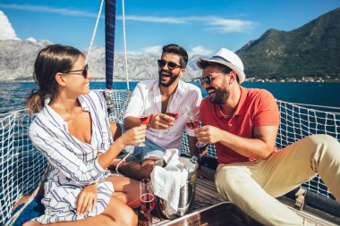 Arkadaş grubu bardak şampanya yatta gülümseyerek. Tatil, tr
