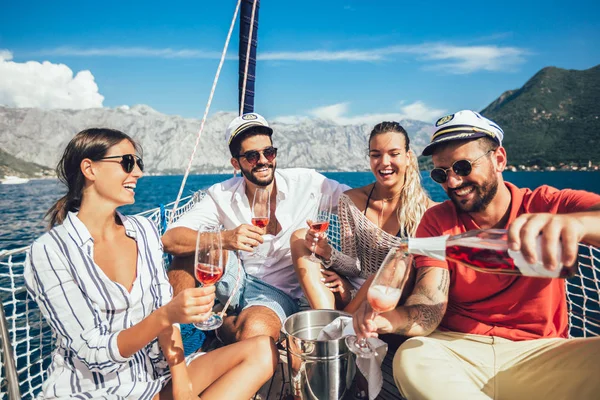 Amigos sorridentes com taças de champanhe no iate. Férias, tr — Fotografia de Stock