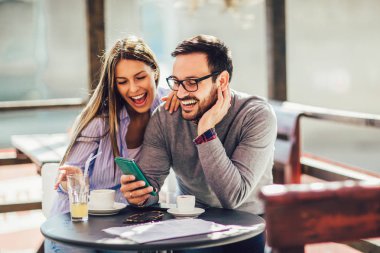 Genç neşeli adam ve kadın dating ve birlikte zaman geçirmek i