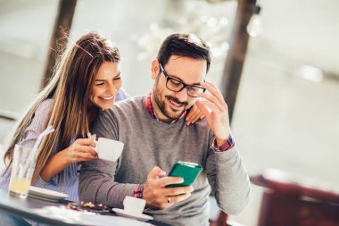 Genç neşeli adam ve kadın dating ve birlikte zaman geçirmek i