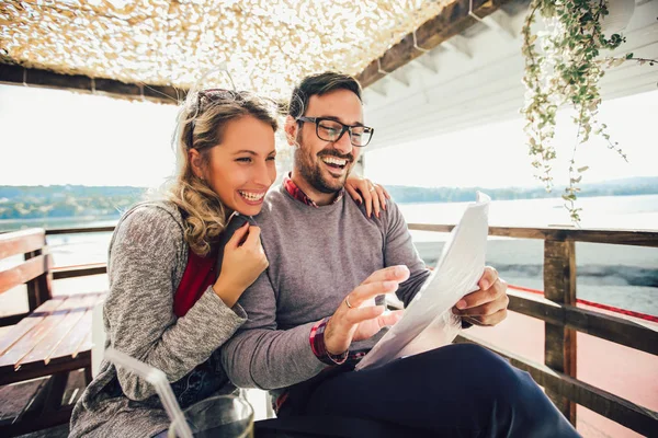 Junge fröhliche Mann und Frau Dating und verbringen Zeit zusammen i — Stockfoto