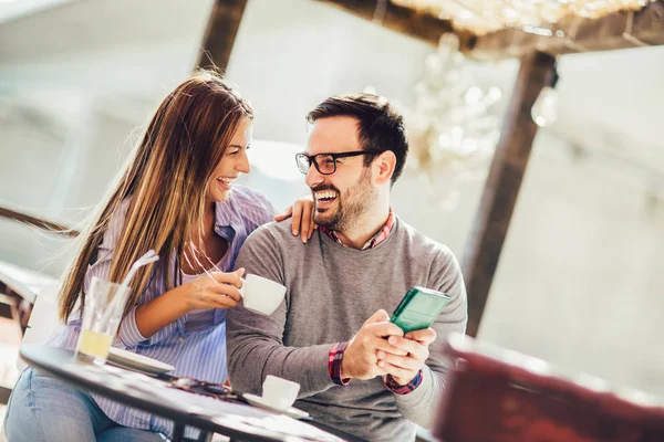 Giovane allegro uomo e donna incontri e trascorrere del tempo insieme i — Foto Stock